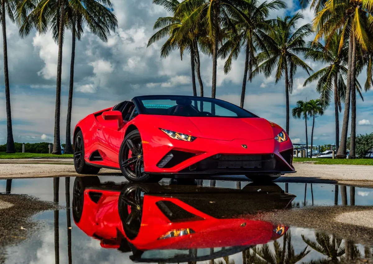 Lamborghini Huracan EVO Spyder vermelha sob coqueiros em Miami