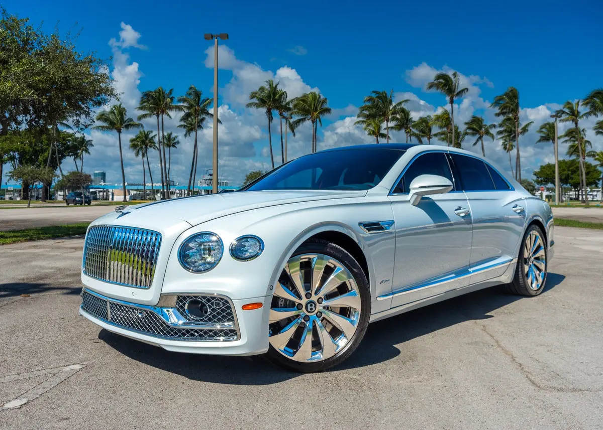 Bentley Flying Spur Hybrid Azure prateada em Miami