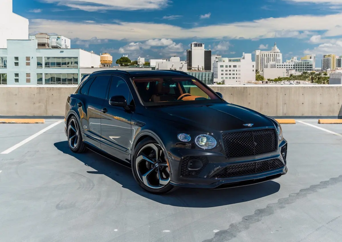 Bentley Bentayga S preta com vista para Miami Beach