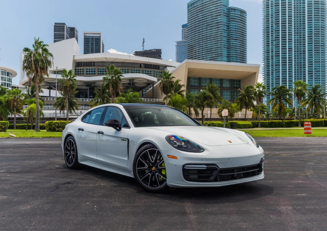 Veículo de aluguel de luxo Porsche Panamera 4 E-Hybrid